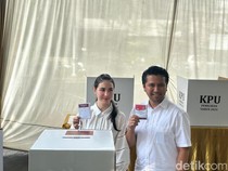 Emil Dardak-Arumi Bachsin Nyoblos Pakai Baju Putih di TPS Surabaya