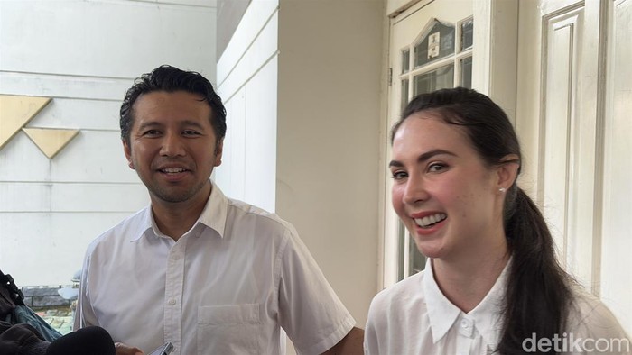 Emil Dardak dan Arumi Bachsin nyoblos Pilkada 2024.