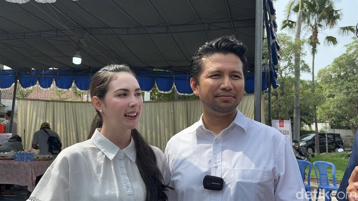 Emil Dardak dan Arumi Bachsin usai mencoblos Pilkada 2024.