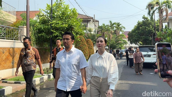 Emil Dardak dan Arumi nyoblos