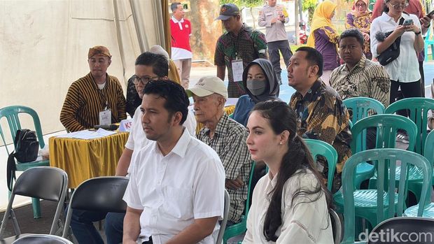 Emil Dardak dan Arumi nyoblos