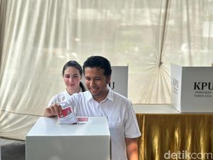Tepat Pukul 08.22 WIB, Emil Dardak Salurkan Hak Pilih di TPS 015 Surabaya