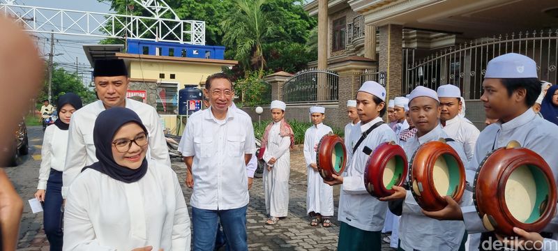 Eri Cahyadi ke TPS diiringi hadrah