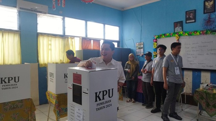 Menteri BUMN, Erick Thohir Nyoblos Pilkada di Tebet, Rabu (27/11/2024).
