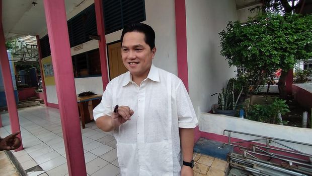 Menteri BUMN, Erick Thohir Nyoblos Pilkada di Tebet, Rabu (27/11/2024).