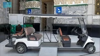 Untuk membantu jemaah yang memiliki kendala mobilitas, otoritas juga menyediakan jalur landai dan kereta dorong manual dan elektrik gratis. Foto: Saudi Press Agency