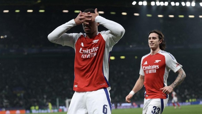 Arsenals Brazilian defender #06 Gabriel Magalhaes (L) celebrates after scoring their third goal during the UEFA Champions League, league phase day 5 football match between Sporting CP and Arsenal FC, at the Jose Alvalade stadium in Lisbon, on November 26, 2024. (Photo by FILIPE AMORIM / AFP)