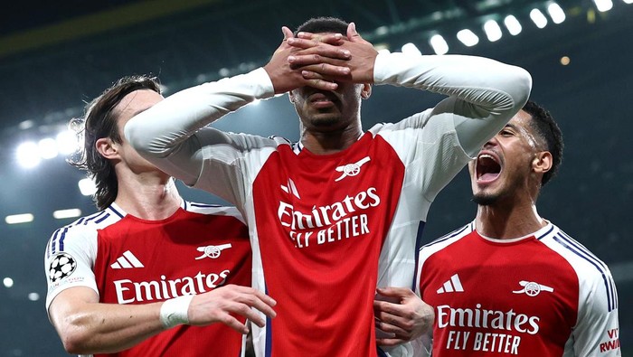 LISBON, PORTUGAL - NOVEMBER 26: Gabriel of Arsenal celebrates scoring his teams third goal with teammates during the UEFA Champions League 2024/25 League Phase MD5 match between Sporting Clube de Portugal and Arsenal FC at Estadio Jose Alvalade on November 26, 2024 in Lisbon, Portugal. (Photo by Carlos Rodrigues/Getty Images)