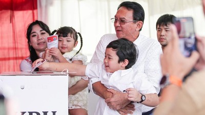 Gaya Ahok dan Keluarga Saat Nyoblos di TPS Pluit