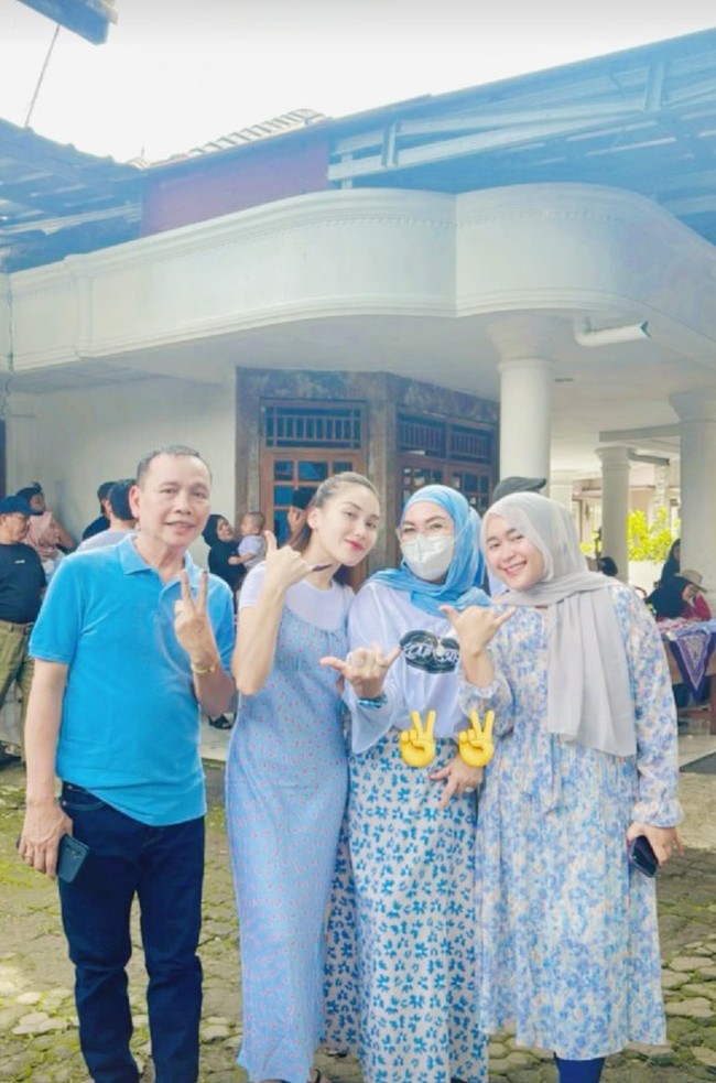 Bergaya dengan busana kompak bersama keluarga jadi pilihan sederet selebriti saat nyoblos di Pilkada 2024. Ayu Ting Ting dan keluarganya misalnya kompak memakai busana nuansa biru. Foto: Dok. Instagram