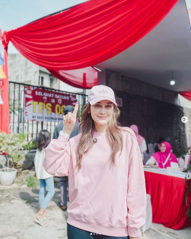 Luna Maya juga tampil casual saat nyoblos di Pilkada 2024. Luna memilih mengenakan sweatshirt dan topi dari Alo Yoga. Foto: Dok. Instagram