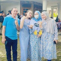 Bergaya dengan busana kompak bersama keluarga jadi pilihan sederet selebriti saat nyoblos di Pilkada 2024. Ayu Ting Ting dan keluarganya misalnya kompak memakai busana nuansa biru. Foto: Dok. Instagram