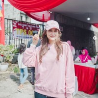 Luna Maya juga tampil casual saat nyoblos di Pilkada 2024. Luna memilih mengenakan sweatshirt dan topi dari Alo Yoga. Foto: Dok. Instagram