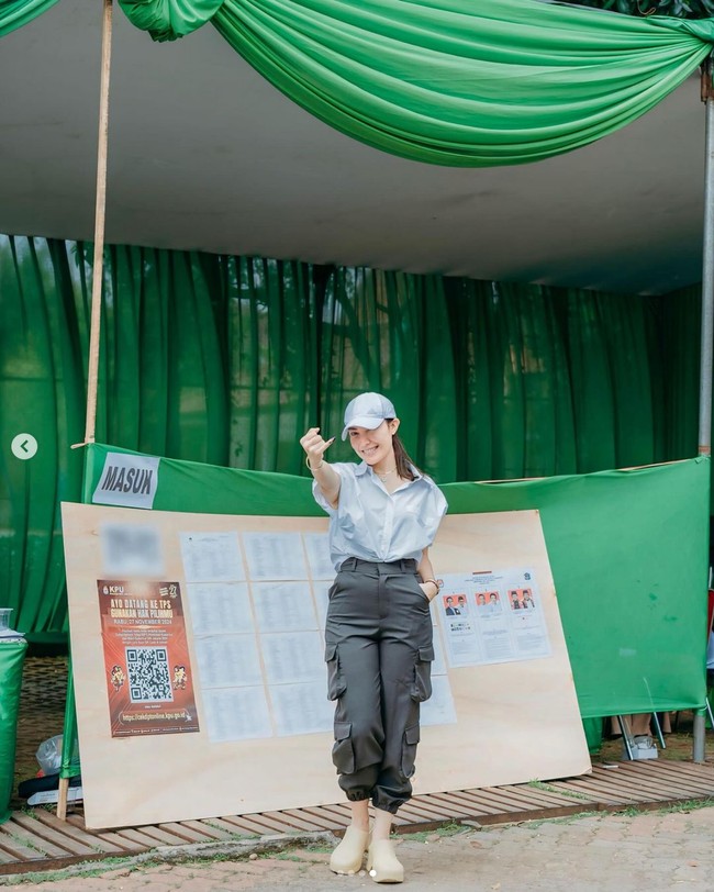Gaya memakai topi seperti Luna jadi pilihan Ayu Dewi. Sambil memperlihatkan jari yang sudah tercelup tinta, Ayu berpose ootd di dekat TPS tempatnya nyoblos Pilkada. Ayu tampil dengan kemeja dan celana kargo. Foto: Dok. Instagram
