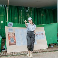 Gaya memakai topi seperti Luna jadi pilihan Ayu Dewi. Sambil memperlihatkan jari yang sudah tercelup tinta, Ayu berpose ootd di dekat TPS tempatnya nyoblos Pilkada. Ayu tampil dengan kemeja dan celana kargo. Foto: Dok. Instagram