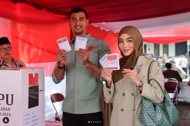 Artis Margin Wieheerm tampil membawa tas Goyard saat nyoblos bersama suaminya, aktor Ali Syakieb. Pada Pilkada 2024, Ali maju menjadi calon wakil bupati Bandung. Foto: Dok. Instagram