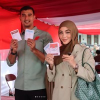 Artis Margin Wieheerm tampil membawa tas Goyard saat nyoblos bersama suaminya, aktor Ali Syakieb. Pada Pilkada 2024, Ali maju menjadi calon wakil bupati Bandung. Foto: Dok. Instagram