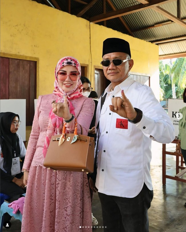 Hadir di TPS untuk nyoblos dengan membawa tas mewah juga jadi pilihan artis Bella Shofie. Bella yang suaminya Daniel Rigan menjadi calon bupati Kabupaten Buru terlihat menenteng tas Hermes saat nyoblos di Pilkada 2024. Foto: Dok. Instagram