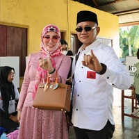 Hadir di TPS untuk nyoblos dengan membawa tas mewah juga jadi pilihan artis Bella Shofie. Bella yang suaminya Daniel Rigan menjadi calon bupati Kabupaten Buru terlihat menenteng tas Hermes saat nyoblos di Pilkada 2024. Foto: Dok. Instagram