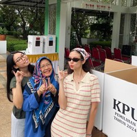 Satu lagi artis yang bergaya dengan aksesori penutup kepala saat nyoblos di Pilkada 2024. Aktris Yuki Kato terlihat memakai scarf di kepalanya saat berpose memamerkan jari ungunya. Foto: Dok. Instagram