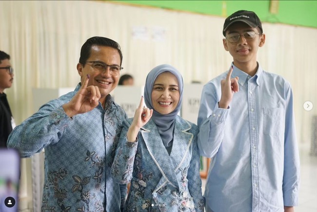 Busana warna biru juga jadi pilihan artis Sahrul Gunawan saat nyoblos bersama keluarganya. Pada Pilkada 2024 ini, Sahrul yang tampil memakai kemeja batik maju menjadi calon Bupati Bandung.  Foto: Dok. Instagram