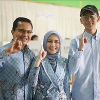 Busana warna biru juga jadi pilihan artis Sahrul Gunawan saat nyoblos bersama keluarganya. Pada Pilkada 2024 ini, Sahrul yang tampil memakai kemeja batik maju menjadi calon Bupati Bandung.  Foto: Dok. Instagram