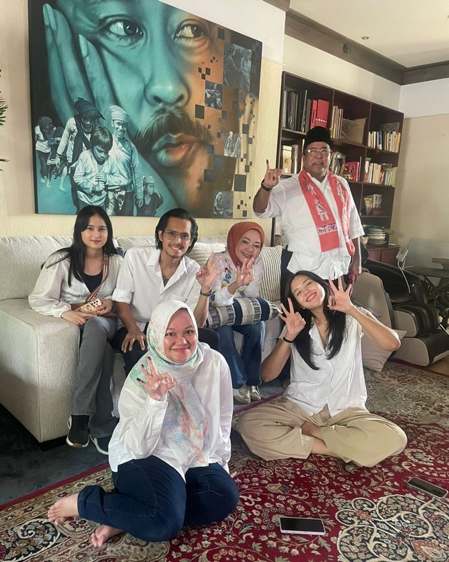Bergaya dengan busana senada bersama keluarga saat nyoblos juga jadi pilihan Rano Karno yang merupakan calon wakil gubernur DKI Jakarta pada Pilkada 2024. Pemeran Si Doel dalam serial Si Doel Anak Sekolahan itu tampil kompak memakai kemeja putih bersama keluarganya. Foto: Dok. Instagram