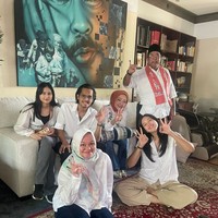 Bergaya dengan busana senada bersama keluarga saat nyoblos juga jadi pilihan Rano Karno yang merupakan calon wakil gubernur DKI Jakarta pada Pilkada 2024. Pemeran Si Doel dalam serial Si Doel Anak Sekolahan itu tampil kompak memakai kemeja putih bersama keluarganya. Foto: Dok. Instagram