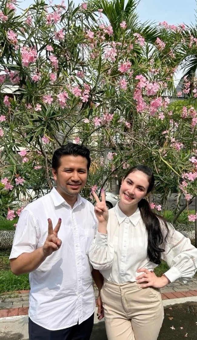 Tampil kompak memakai kemeja putih saat nyoblos juga dilakukan Arumi Bachsin dan suaminya Emil Dardak. Pada Pilkada 2024, Emil menjadi calon wakil gubernur Jawa Timur mendampingi Khofifah yang menjadi calon gubernur. Foto: Dok. Instagram