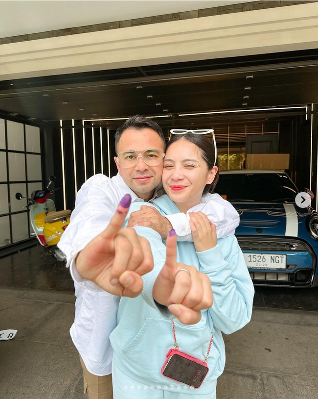 Raffi Ahmad dan istrinya Nagita Slavina tampil dengan gaya berbeda saat nyoblos di Pilkada 2024. Raffi tampil smart casual dengan kemeja putih dan celana krem. Sementara Nagita bergaya casual memakai tracksuit biru muda. Foto: Dok. Instagram