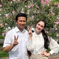 Tampil kompak memakai kemeja putih saat nyoblos juga dilakukan Arumi Bachsin dan suaminya Emil Dardak. Pada Pilkada 2024, Emil menjadi calon wakil gubernur Jawa Timur mendampingi Khofifah yang menjadi calon gubernur. Foto: Dok. Instagram
