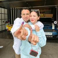 Raffi Ahmad dan istrinya Nagita Slavina tampil dengan gaya berbeda saat nyoblos di Pilkada 2024. Raffi tampil smart casual dengan kemeja putih dan celana krem. Sementara Nagita bergaya casual memakai tracksuit biru muda. Foto: Dok. Instagram