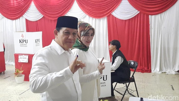 Gaya Cagub Jabar Acep Adang saat mencoblos  di TPS 04 Cipakat Tasikmalaya.