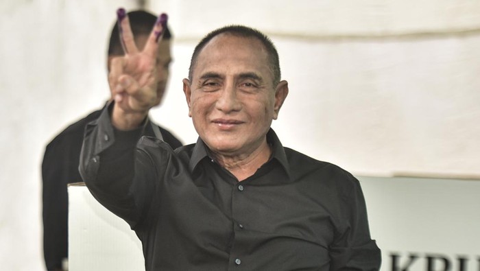 Gaya Edy Rahmayadi Saat Nyoblos di TPS Medan Calon Gubernur Sumatera Utara nomor urut 2 Edy Rahmayadi menunjukkan surat suara sebelum dimasukkan ke kotak suara di TPS 44 Karya Bakti, Medan Johor, Medan, Sumatera Utara, Rabu (27/11/2024). Edy Rahmayadi bersama keluarganya memberikan hak suaranya pada Pilkada 2024 di kediamannya di Medan. ANTARA FOTO/Veri Ardian/Lmo/aww.