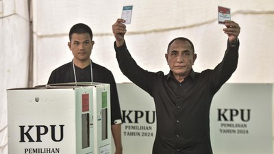 Gaya Serba Hitam Edy Rahmayadi Saat Nyoblos di TPS Medan