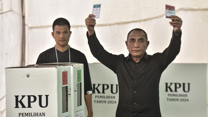 Gaya Edy Rahmayadi Saat Nyoblos di TPS Medan Calon Gubernur Sumatera Utara nomor urut 2 Edy Rahmayadi menunjukkan surat suara sebelum dimasukkan ke kotak suara di TPS 44 Karya Bakti, Medan Johor, Medan, Sumatera Utara, Rabu (27/11/2024). Edy Rahmayadi bersama keluarganya memberikan hak suaranya pada Pilkada 2024 di kediamannya di Medan. ANTARA FOTO/Veri Ardian/Lmo/aww.