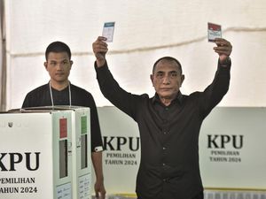 Gaya Serba Hitam Edy Rahmayadi Saat Nyoblos di TPS Medan