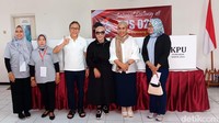 Zulkifli Hasan atau Zulhas menunjukkan jari yang sudah dicelupkan ke tinta. 