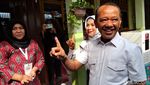 Gaya Menteri Ekonomi Prabowo Nyoblos Pilkada