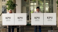 Menteri Keuangan Sri Mulyani Indrawati nyoblos di TPS 01 Bintaro Sektor 3A, Tangerang Selatan. 