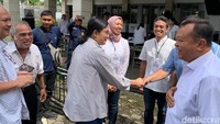 Sri Mulyani nyoblos bersama sang suami yakni Tony Sumartono. 