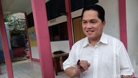 Menteri BUMN Erick Thohir juga memberikan hak suaranya. Erick nyoblos di TPS 17, Gudang Peluru, Tebet, Jakarta. 