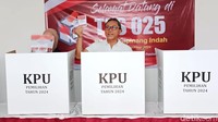 Menteri Koordinator Bidang Pangan Zulkifli Hasan atau Zulhas menggunakan hak suaranya di TPS 025, Cipinang Muara, Jatinegara, Jakarta.