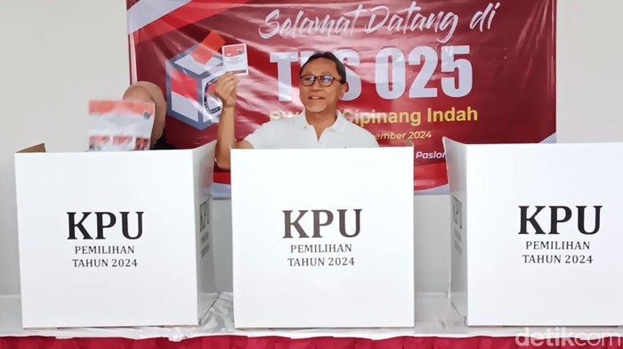 Gaya Menteri Ekonomi Prabowo Nyoblos di Pilkada Para menteri ekonomi Presiden Prabowo Subianto menggunakan hak pilihnya dalam Pilkada 2024. Para menteri ialah Menteri Koordinator Bidang Pangan Zulkifli Hasan, Menteri Koordinator Bidang Infrastruktur dan Pembangunan Kewilayahan, Agus Harimurti Yudhoyono (AHY), Menteri Keuangan Sri Mulyani Indrawati, Menteri BUMN Erick Thohir, Menteri ESDM Bahlil Lahadalia.