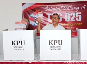 Gaya Menteri Ekonomi Prabowo Nyoblos Pilkada