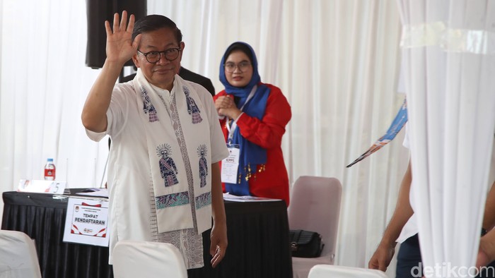 Cagub Jakarta Pramono Anung beserta istri dan anak mencoblos di TPS 046 kawasan Cipete Selatan, Cilandak, Jakarta Selatan, Rabu (27/11/2024). Mas Pram tiba di TPS jam 07.30 untuk menggunakan hak suaranya dalam Pilkada Jakarta 2024.