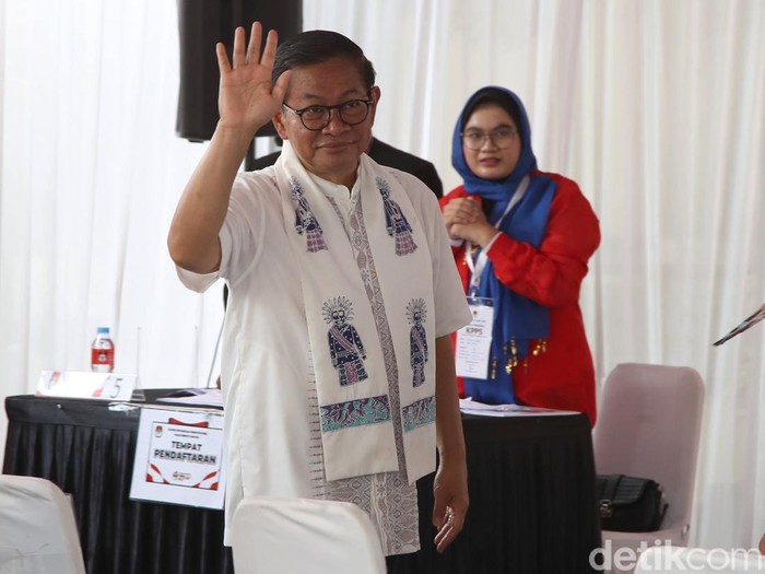 Cagub Jakarta Pramono Anung beserta istri dan anak mencoblos di TPS 046 kawasan Cipete Selatan, Cilandak, Jakarta Selatan, Rabu (27/11/2024). Mas Pram tiba di TPS jam 07.30 untuk menggunakan hak suaranya dalam Pilkada Jakarta 2024.