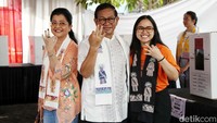 Sebelum meninggalkan TPS, Pramono dan keluarga sempet menunjukkan salam 3 jari.