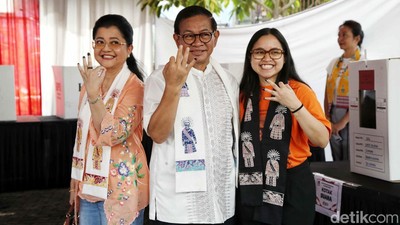 Gaya Pramono dan Keluarga Nyoblos di Cipete Jaksel