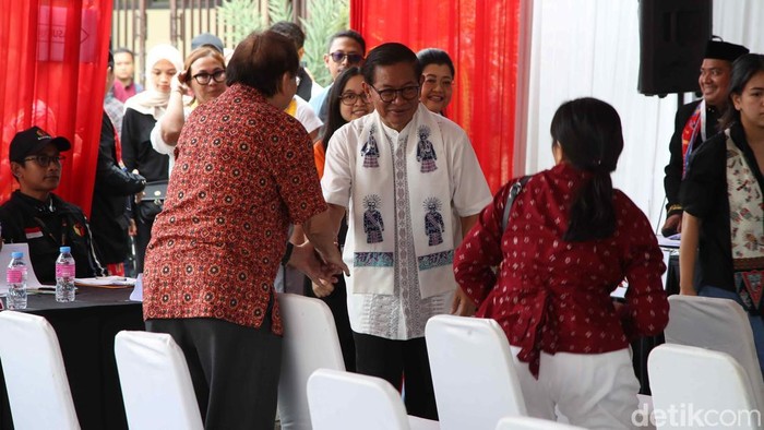 Cagub Jakarta Pramono Anung beserta istri dan anak mencoblos di TPS 046 kawasan Cipete Selatan, Cilandak, Jakarta Selatan, Rabu (27/11/2024). Mas Pram tiba di TPS jam 07.30 untuk menggunakan hak suaranya dalam Pilkada Jakarta 2024.